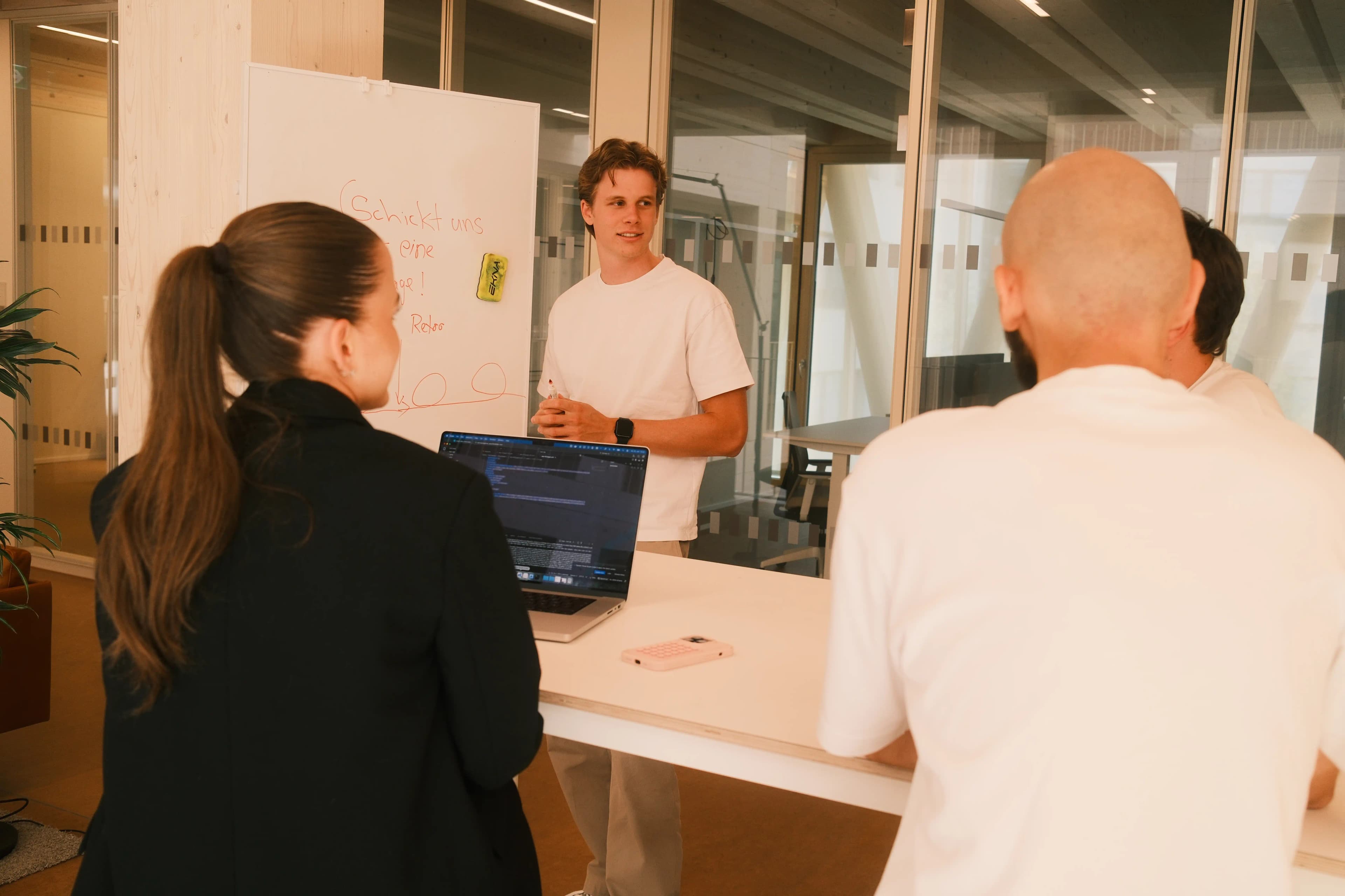 Sprint-Review bei P&A Development: Das Team bespricht den Stand der App-Entwicklung am Whiteboard
